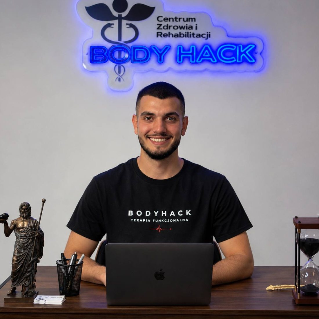 Artur, specjalista terapii funkcjonalnej BODY HACK, w gabinecie w Warszawie